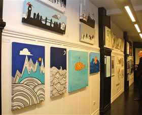 Bondi Art Lounge - Foster Accommodation 2