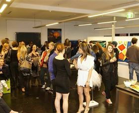 Bondi Art Lounge - Foster Accommodation 0