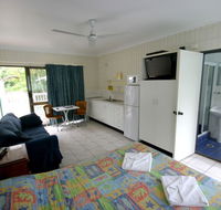 Tropical Palms Inn - Foster Accommodation