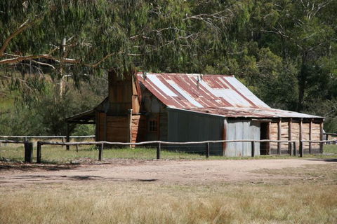 Australis 4WD Adventures - Foster Accommodation 2