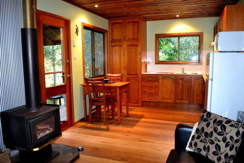 Waterfall Hideout-Rainforest Cabin For Couples - Foster Accommodation 3