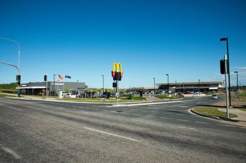 Bargara Central Shopping Village - Foster Accommodation 1