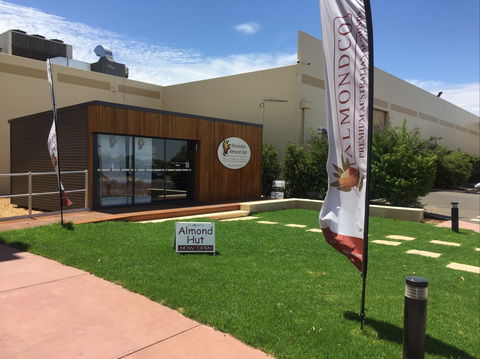 Almondco Almond Hut - Foster Accommodation 0