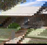 Early Settlers Cottage Solly's Hut - Foster Accommodation