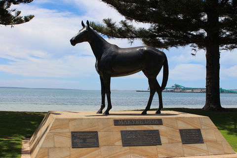 Makybe Diva Statue - Foster Accommodation 0
