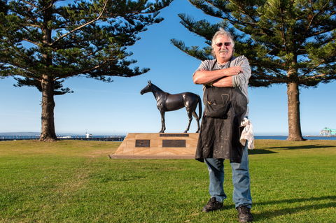 Makybe Diva Statue - Foster Accommodation 2