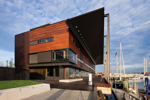 Library At The Dock - Foster Accommodation 0