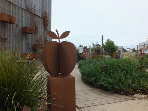 Overwrought Sculpture Garden And Gallery - Foster Accommodation 1