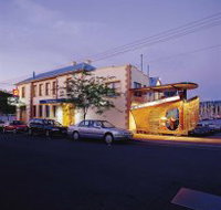 Waterfront Hotel - Foster Accommodation