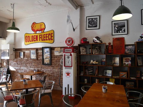 Roadies Cafe - Foster Accommodation 4