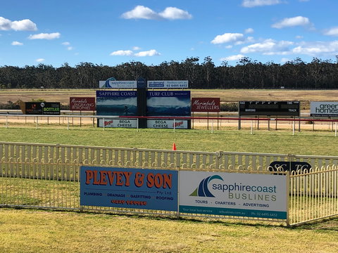Tathra Cup Hawaiian Themed Fashions On The Field - Foster Accommodation 0