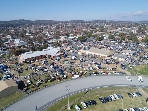 Wagga Swap Meet Run By  Classic And Historic Automobile Club Of Australia - Wagga Wagga Region - Foster Accommodation 0