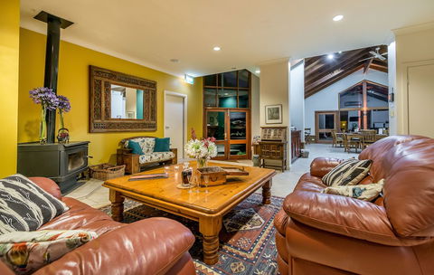 Chimes Spa Retreat - Foster Accommodation 4