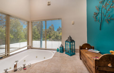 Chimes Spa Retreat - Foster Accommodation 5