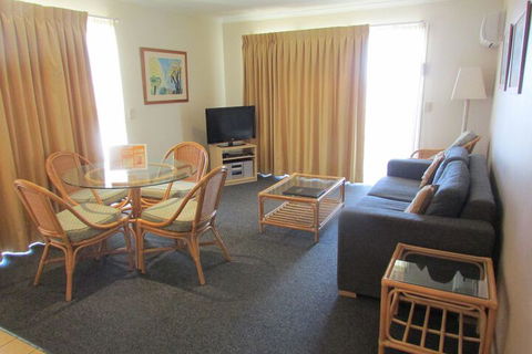 Aqualuna Beach Resort - Foster Accommodation 6