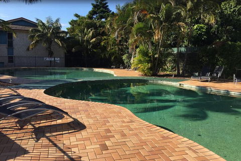 Aqualuna Beach Resort - Foster Accommodation 3