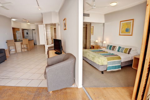 Rolling Surf Resort - Foster Accommodation 5