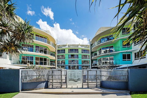 Rolling Surf Resort - Foster Accommodation 0
