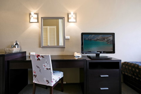 Best Western Sanctuary Inn - Foster Accommodation 6