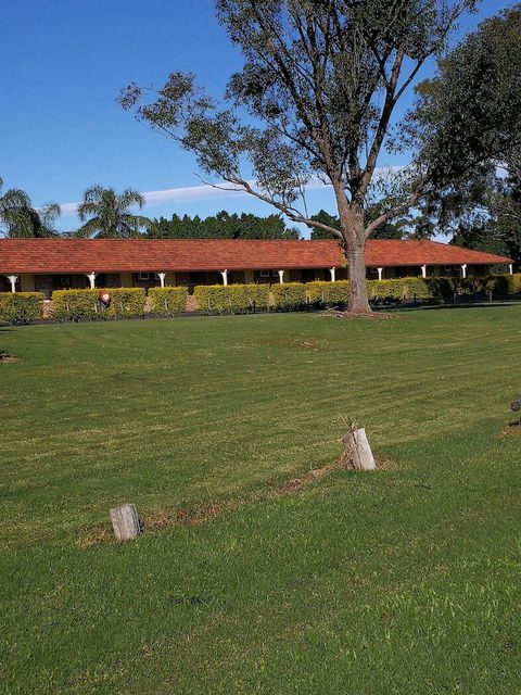 Lakeside Lodge Motel - Foster Accommodation 0