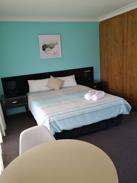 Lakeside Lodge Motel - Foster Accommodation 5