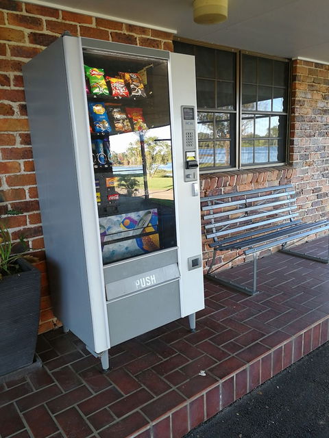 Lakeside Lodge Motel - Foster Accommodation 4
