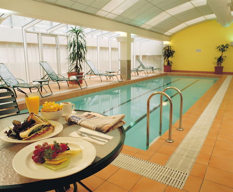 Clarion Suites Gateway - Foster Accommodation 4
