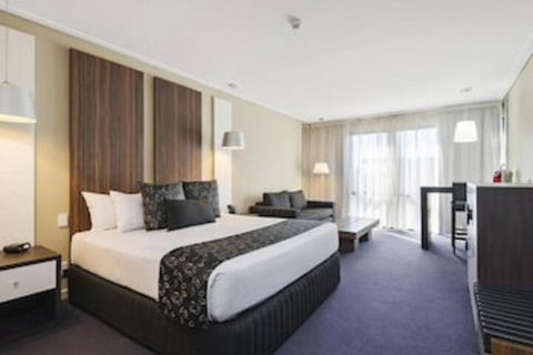 Quality Hotel Taylors Lakes - Foster Accommodation 0