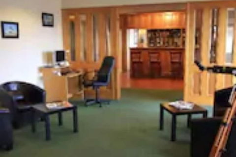 Aviators Lodge Motel - Foster Accommodation 2