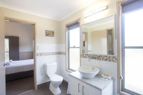 Halifax Holiday Park - Foster Accommodation 7