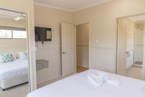 Halifax Holiday Park - Foster Accommodation 4