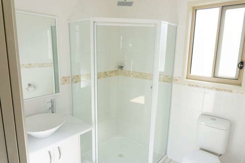 Halifax Holiday Park - Foster Accommodation 3