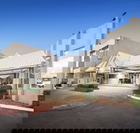 Ciloms Airport Lodge - Foster Accommodation