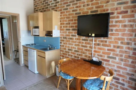 Mahogany Park - Foster Accommodation 6