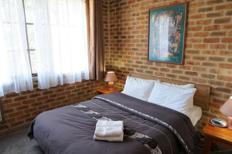 Mahogany Park - Foster Accommodation 4