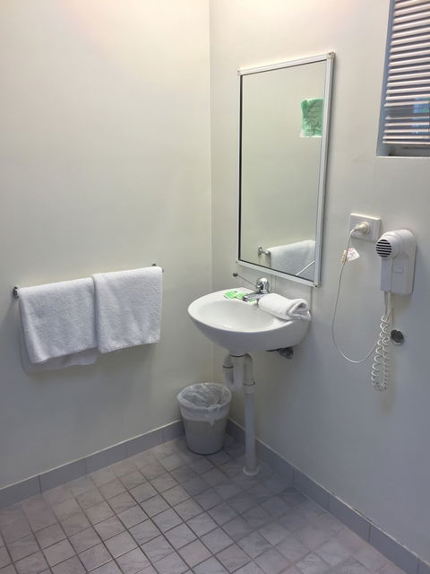 Value Inn - Foster Accommodation 4