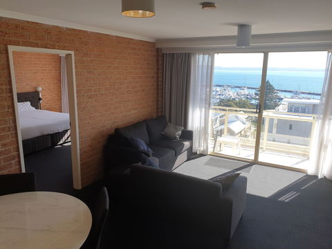Marina Resort - Foster Accommodation 6