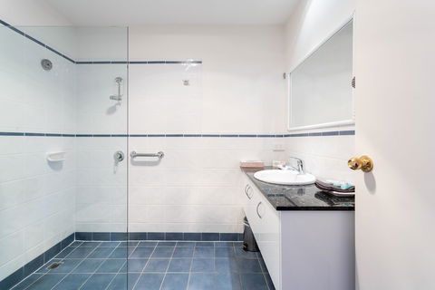 Mayfair Plaza Motel - Foster Accommodation 4