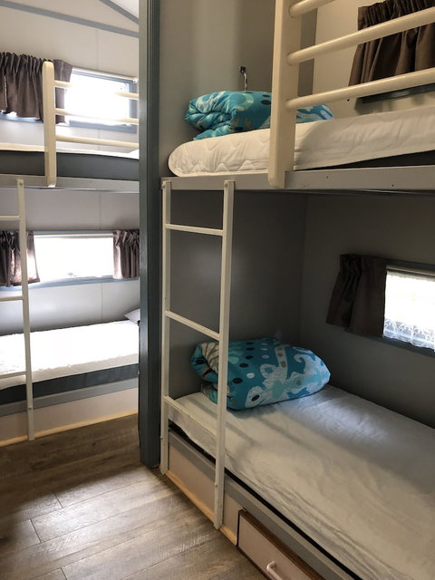 Twin Dolphins Holiday Park - Foster Accommodation 4