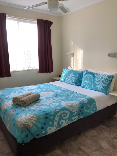 Twin Dolphins Holiday Park - Foster Accommodation 5