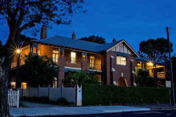 The Old Parkes Convent - Foster Accommodation 4