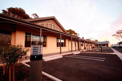 Sundowner Motel Hotel - Foster Accommodation 1