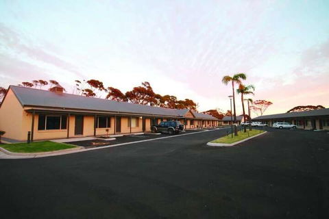 Sundowner Motel Hotel - Foster Accommodation 3