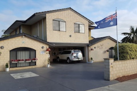 Palm Beach Guest House - Foster Accommodation 0