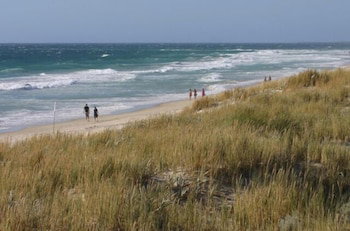 Scarborough & Absolutely Beachfront - Foster Accommodation 0