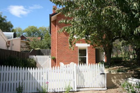 Annies Garden Cottage - Foster Accommodation 0
