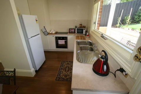 Annies Garden Cottage - Foster Accommodation 2