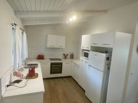Abbey Beach Shack - Foster Accommodation 2