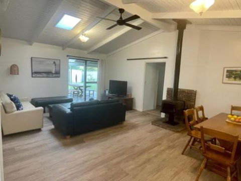 Abbey Beach Shack - Foster Accommodation 3