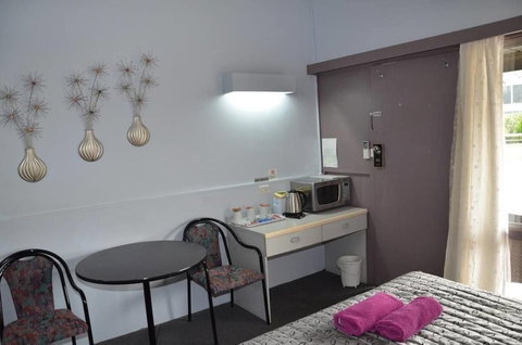 Warwick Motor Inn - Foster Accommodation 4